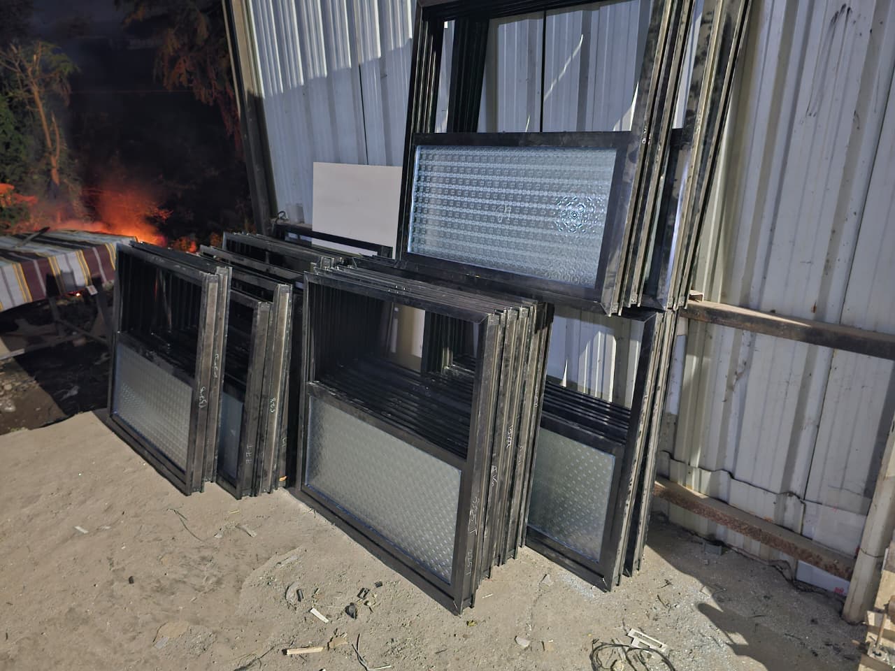 Three-stage washing station for aluminium and glass surface treatment